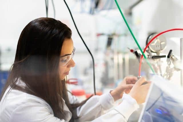 Image of a female chemical engineer developing clean energy storage solutions
